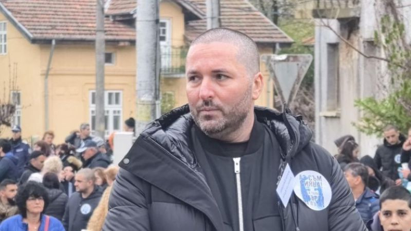 Бащата на Сияна връчи на шефката на ВКС искане за оставката ѝ, подкрепено от 22 000 души